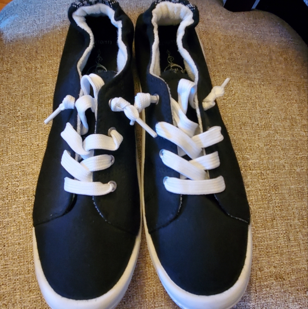 SoleMates Slip-On Shoes, Size 10-11 (XL), Black & White **SEE DESCRIPTION**